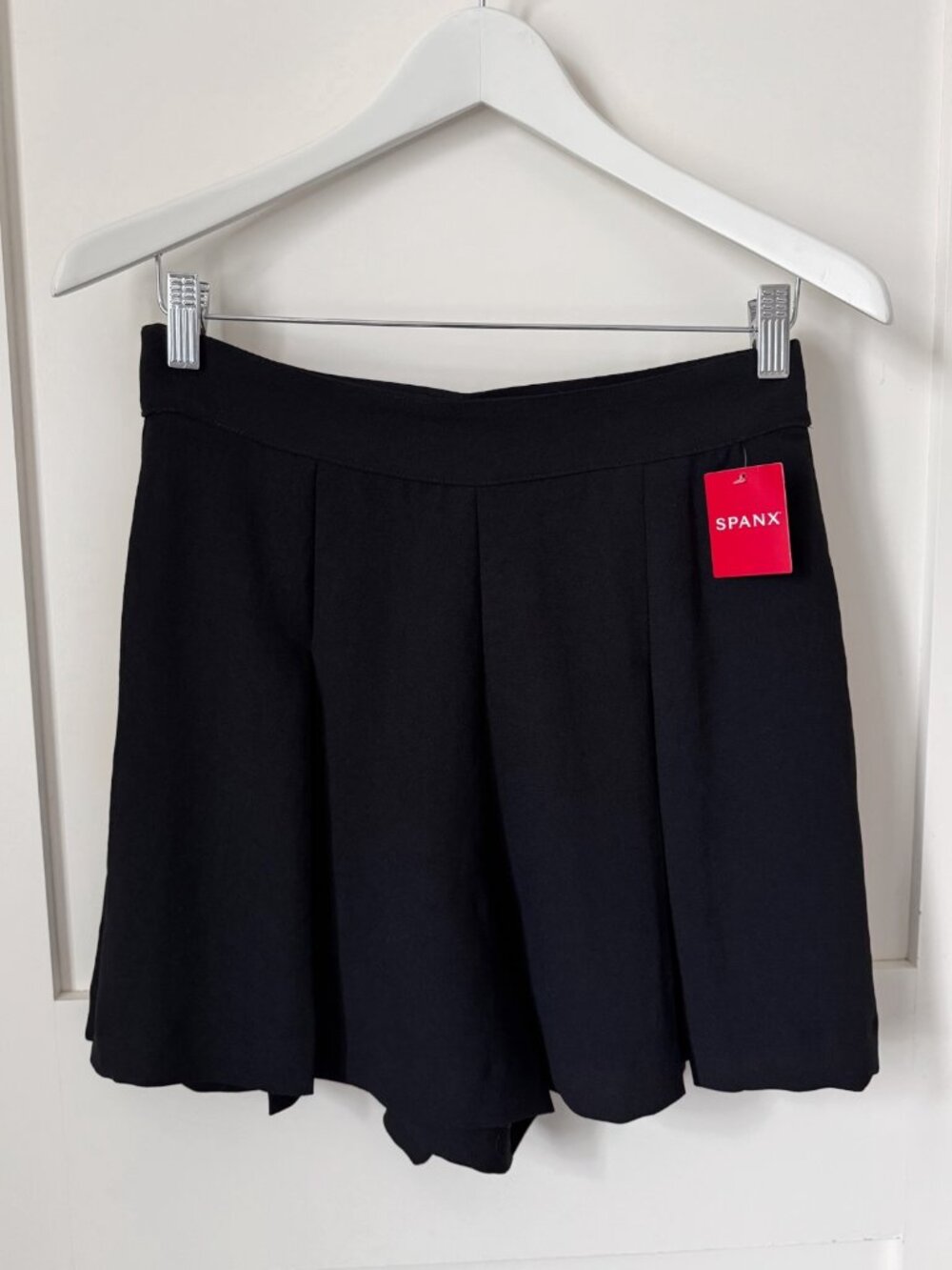 SPANX Pleated Crepe High-Rise Shorts - Classic Black - NWT - Size Medium